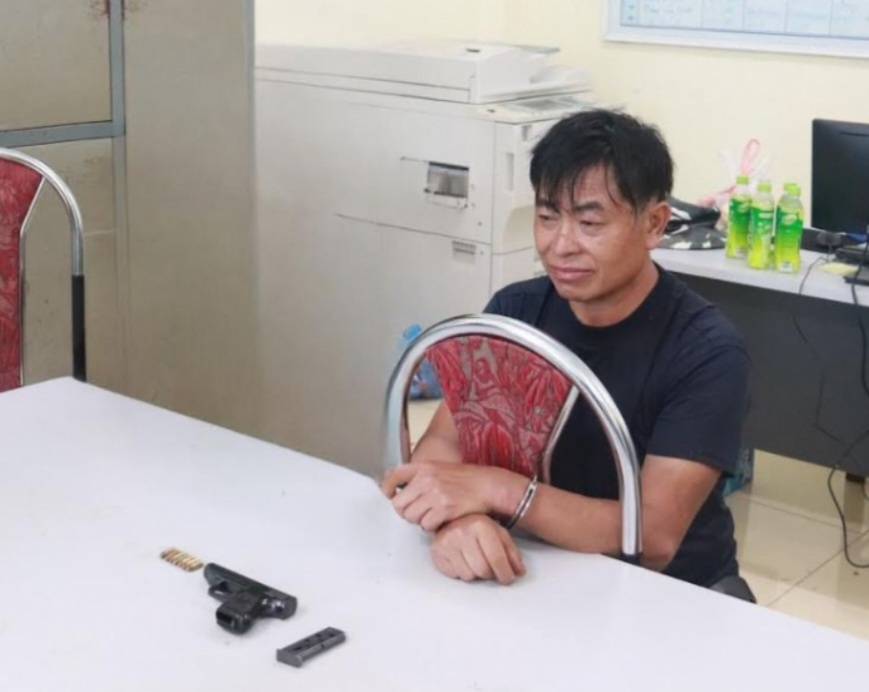 Giàng A Đua và tang vật tại cơ quan Công an. Ảnh Công an Sơn La