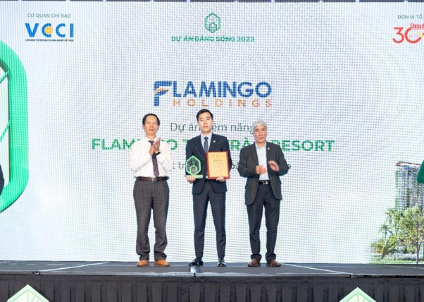 Đại diện Chủ đầu tư Flamingo Holdings tại lễ trao giải Dự án đáng sống 2023