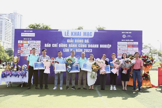 BTC chụp ảnh lưu niệm với c&aacute;c nh&agrave; t&agrave;i trợ.