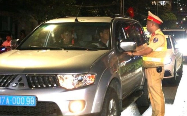 Vụ t&agrave;i xế xe biển xanh vi phạm nồng độ cồn: Chủ tịch UBND huyện Tương Dương l&ecirc;n tiếng