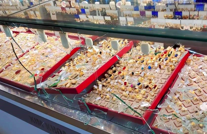 Tủ kính bị hai đối tượng đập vỡ để lấy vàng.