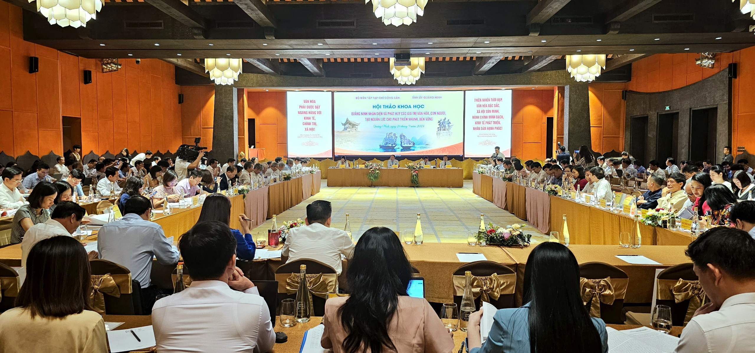 Quang cảnh Hội thảo Quảng Ninh nhận diện và phát huy các giá trị văn hóa, con người tạo nguồn lực cho phát triển nhanh, bền vững.