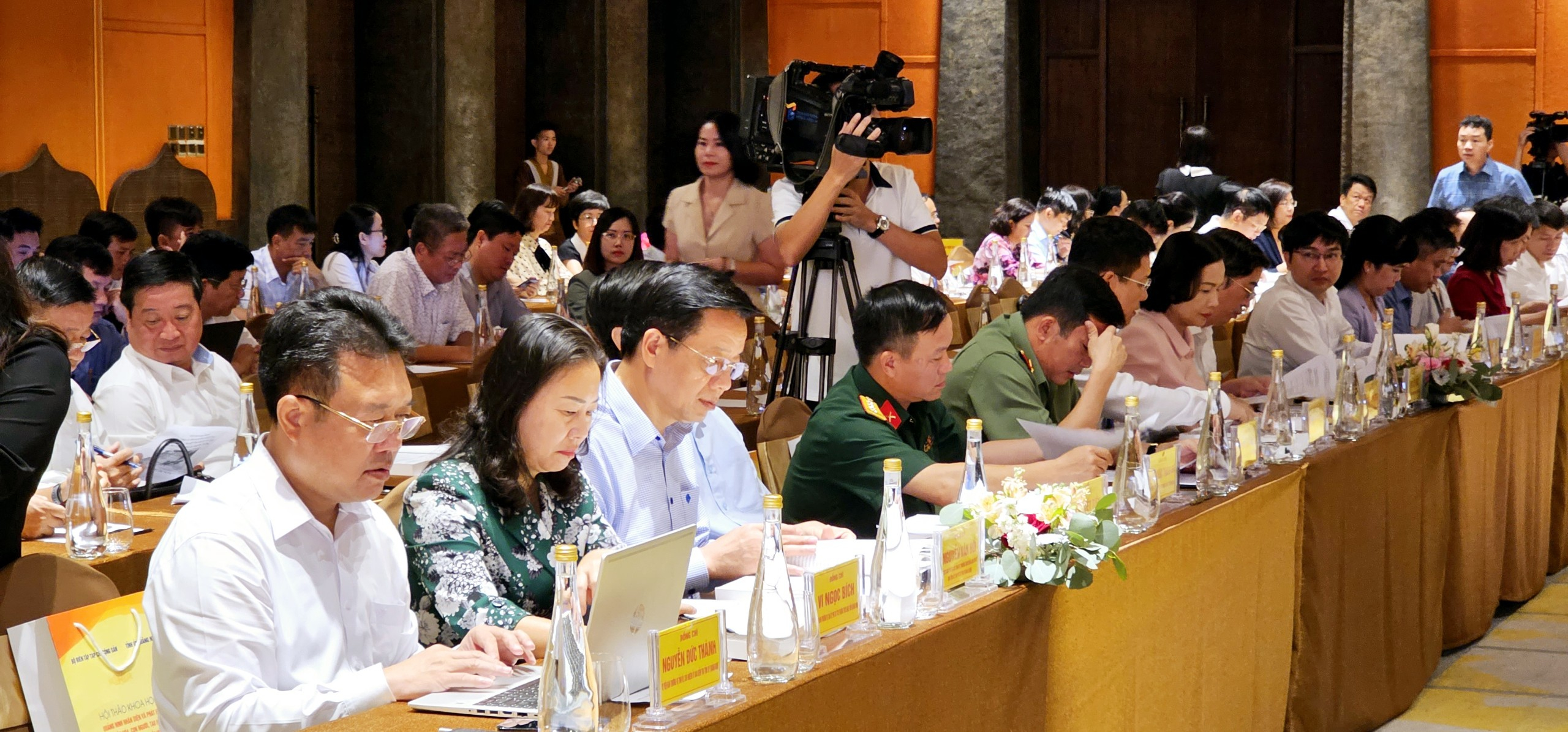 Các đại biểu tham dự hội thảo.