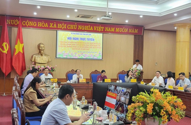 Bắc Kạn triển khai thí điểm chuyển đổi số, quyên góp ủng hộ điện thoại thông minh cho người dân