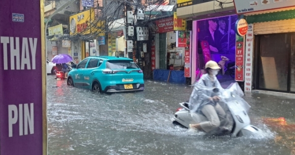 Mưa lớn, nhiều tuyến đường ở Hà Nội nước ngập ngang bánh xe máy