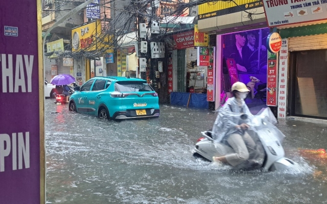 Mưa lớn, nhiều tuyến đường ở Hà Nội nước ngập ngang bánh xe máy