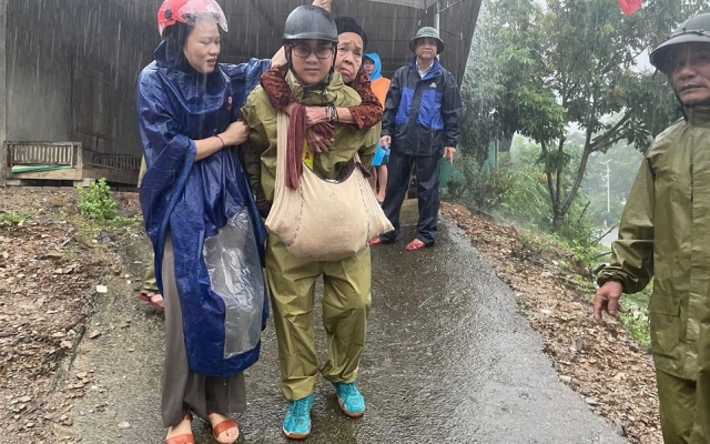 Trắng đêm sơ tán người dân và tài sản