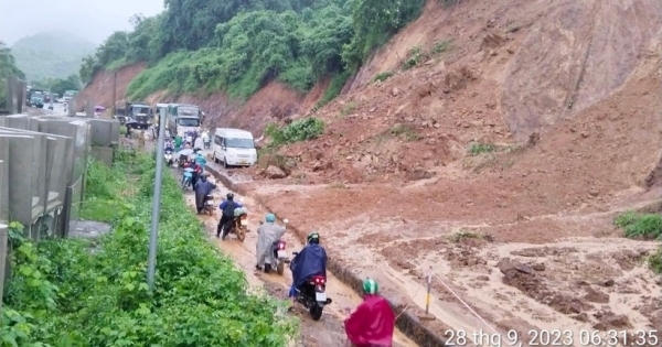 Sạt lở trên Dốc Cun khiến giao thông ùn tắc nghiêm trọng