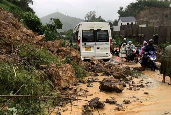Sạt lở g&acirc;y &ugrave;n tắc giao th&ocirc;ng tr&ecirc;n Quốc lộ 6 đoạn qua Dốc Cun. Ảnh: NDCC