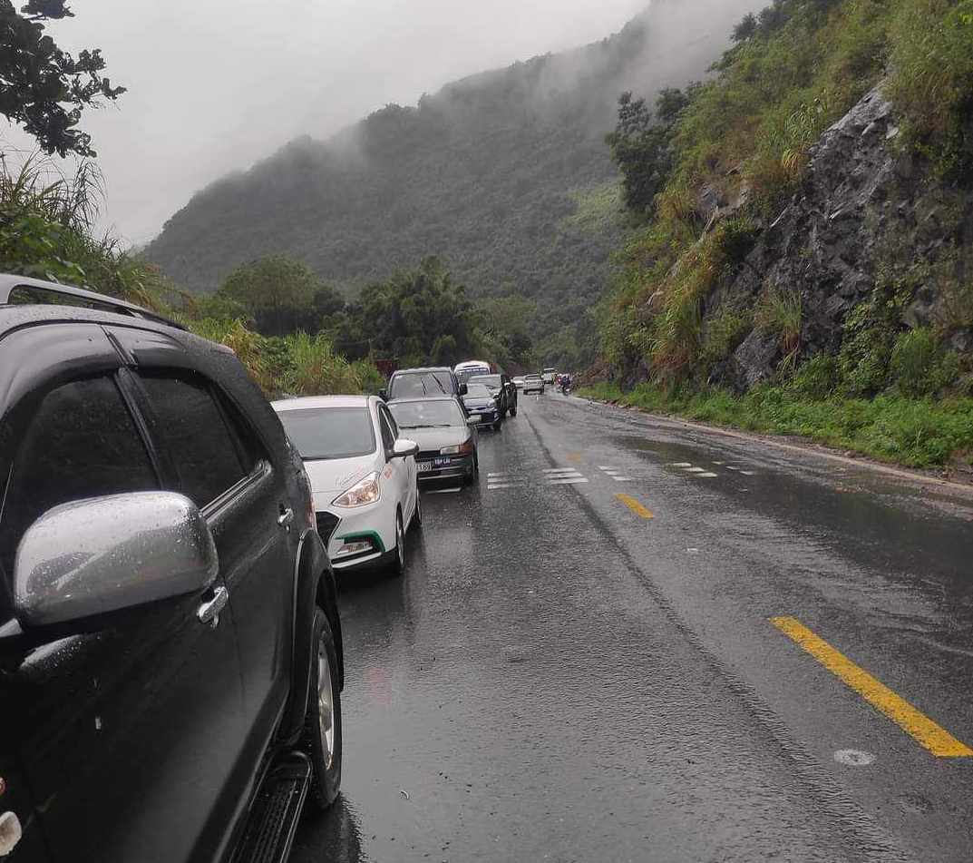 Trong khi đ&oacute; tuyến Dốc Cun, H&ograve;a B&igrave;nh đ&atilde; ghi nhận &ugrave;n tắc do mưa lớn. PV Ph&aacute;p luật Plus ghi nhận trực tiếp từ hiện trường.