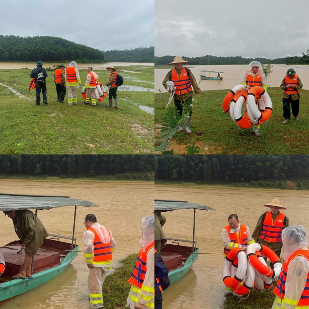 Lực lượng CSGT phối hợp với chính quyền địa phương tham gia tìm kiếm người bị mất tích và cảnh báo nguy hiểm, hướng dẫn giao thông tại một số điểm ngập lụt trên địa bàn huyện Như Xuân