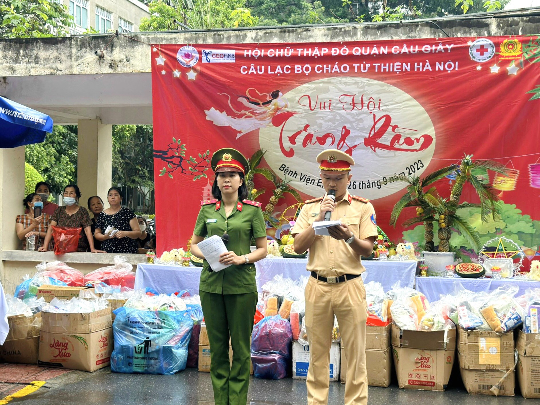 Đưa tết Trung thu đếm sớm với c&aacute;c em thiếu nhi.