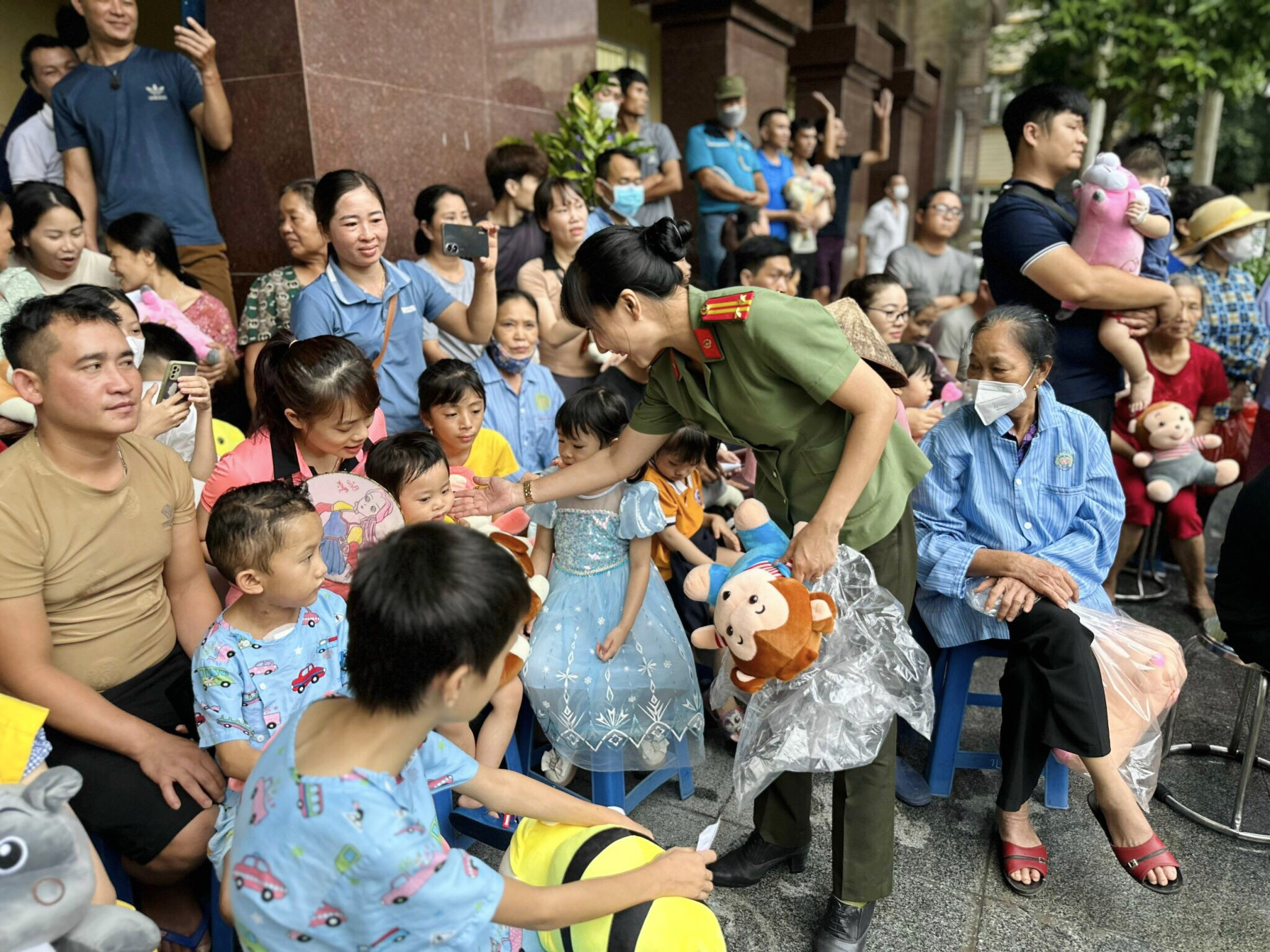 Những m&oacute;n qu&agrave; được trao tận tay cho c&aacute;c em.