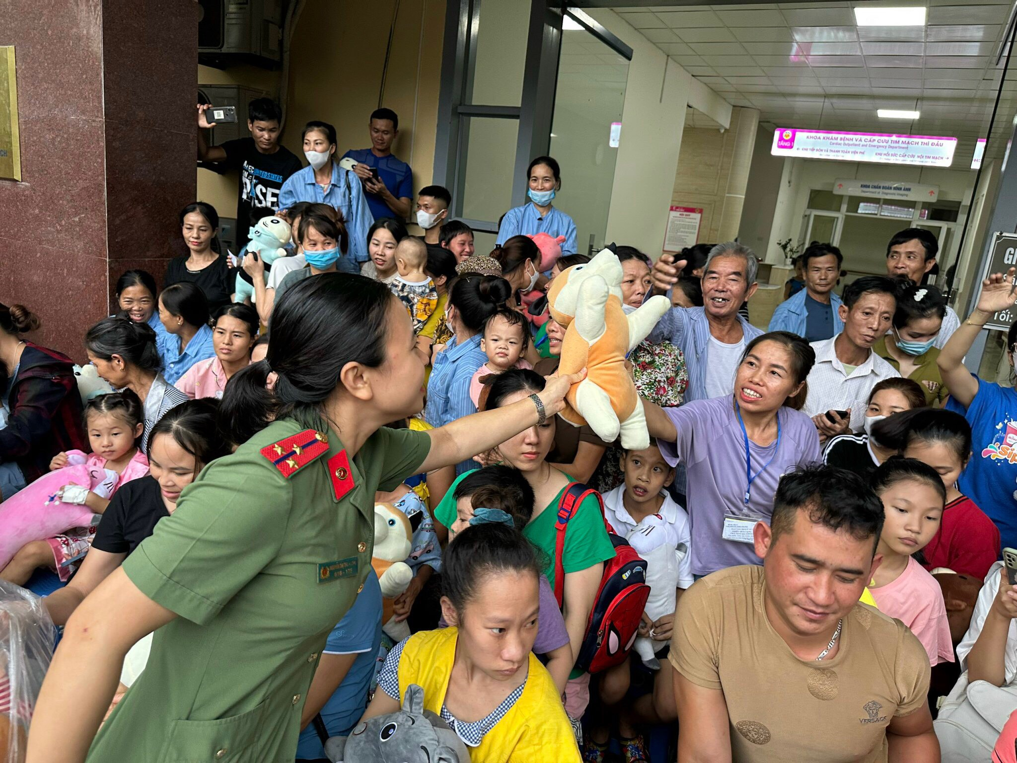 C&ocirc;ng an quận T&acirc;y Hồ phối hợp với C&acirc;u lạc bộ Ch&aacute;o H&agrave; Nội tổ chức chương tr&igrave;nh &ldquo;Vui hội Trăng rằm năm 2023&rdquo; đưa Tết Trung thu đến sớm với 350 bệnh nh&acirc;n nhi đang điều trị tại Bệnh viện E, H&agrave; Nội.