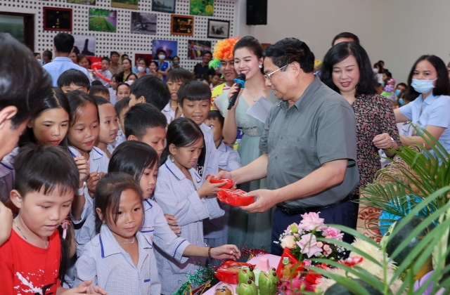 Thủ tướng động viên, chung vui Tết Trung thu với các bệnh nhi tại Viện Huyết học - Truyền máu Trung ương