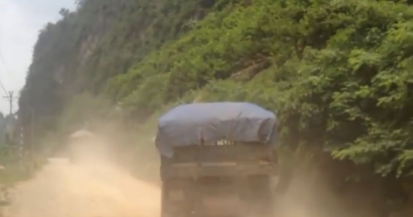 Xe quá tải chở cát khai thác trái  phép ngang nhiên hoạt động