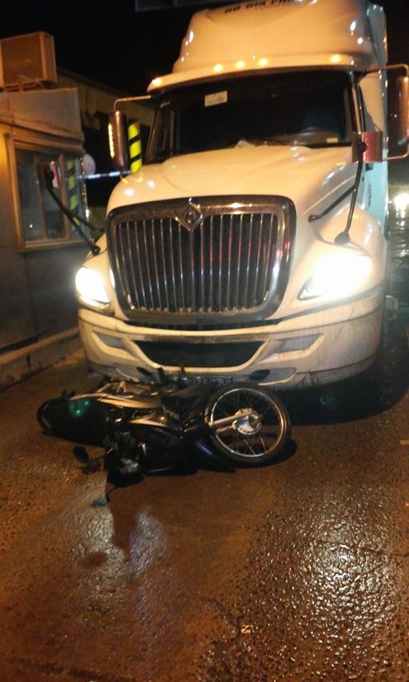 Chiếc container k&eacute;o l&ecirc; xe m&aacute;y dưới gầm bỏ chạy gần 1km