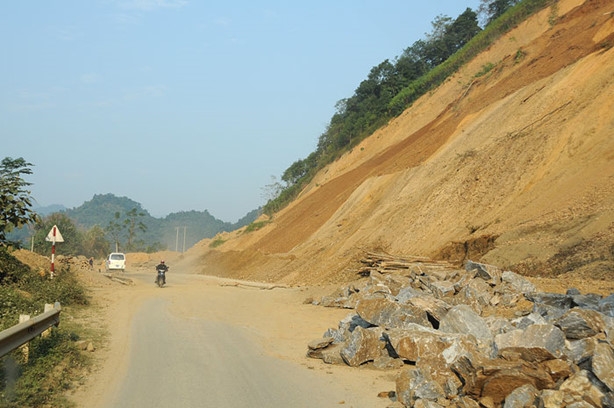 C&ocirc;ng tr&igrave;nh Xử l&yacute; điểm đen tr&ecirc;n Quốc lộ 3, đoạn qua Bắc Kạn phải thay đổi giải ph&aacute;p xử l&yacute; nền đất yếu, l&agrave;m tăng 11% dự to&aacute;n g&oacute;i thầu. Ảnh: Dương Thủy.