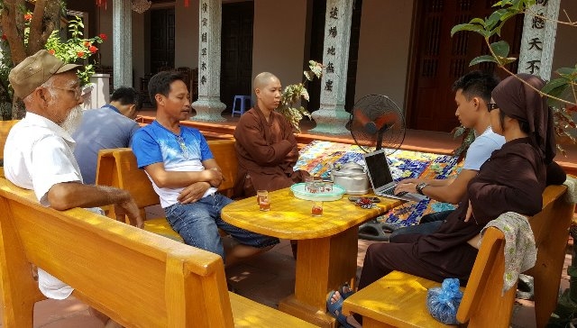 Đại diện ch&iacute;nh quyền địa phương v&agrave; Nh&agrave; ch&ugrave;a Mễ Sở trao đổi sự việc với ph&oacute;ng vi&ecirc;n. Ảnh: Cao Tu&acirc;n