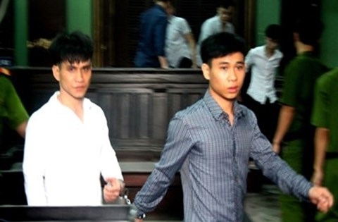 Bênh mẹ dẫn đến giết người, 2 anh em lãnh án