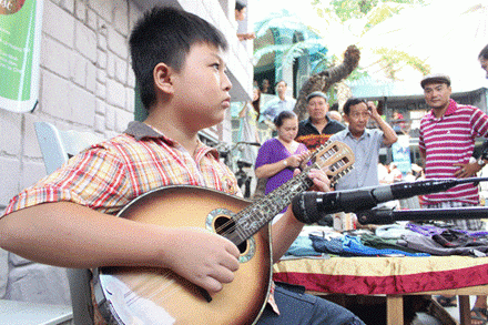 Cậu b&eacute; chơi thử &ldquo;ngay v&agrave; lu&ocirc;n&rdquo; c&acirc;y đ&agrave;n măngđ&ocirc;lin vừa&hellip; mới sắm.