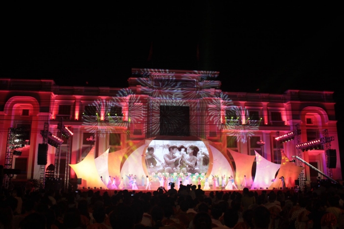 Chương tr&igrave;nh nghệ thuật &ldquo;Mười b&ocirc;ng hoa th&eacute;p tr&ecirc;n v&ugrave;ng đất Lam Hạ anh h&ugrave;ng&rdquo;.