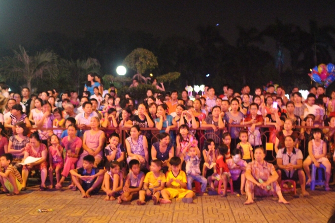 Đ&ocirc;ng&nbsp;đảo&nbsp;đại biểu v&agrave; nh&acirc;n d&acirc;n tỉnh H&agrave; Nam tham dự chương tr&igrave;nh nghệ thuật &ldquo;Mười b&ocirc;ng hoa th&eacute;p tr&ecirc;n v&ugrave;ng đất Lam Hạ anh h&ugrave;ng&rdquo;.