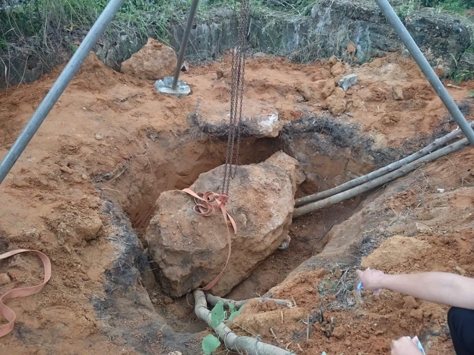 Tảng đ&aacute; đ&egrave; l&ecirc;n người nạn nh&acirc;n tử vong tại chỗ.