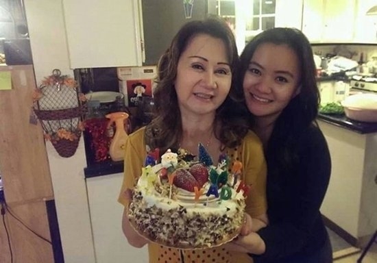 Xu&acirc;n Mai chụp h&igrave;nh c&ugrave;ng mẹ tại Mỹ.