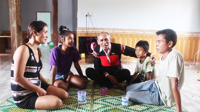 &Ocirc;ng Y Tr&iacute; động vi&ecirc;n con ch&aacute;u sống chan h&ograve;a.