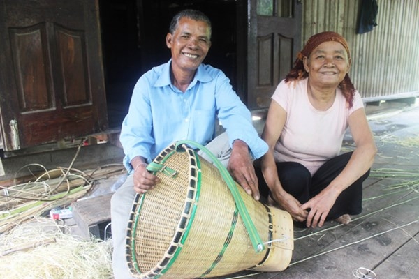 &Ocirc;ng Y Bly Ni&ecirc; b&ecirc;n vợ.