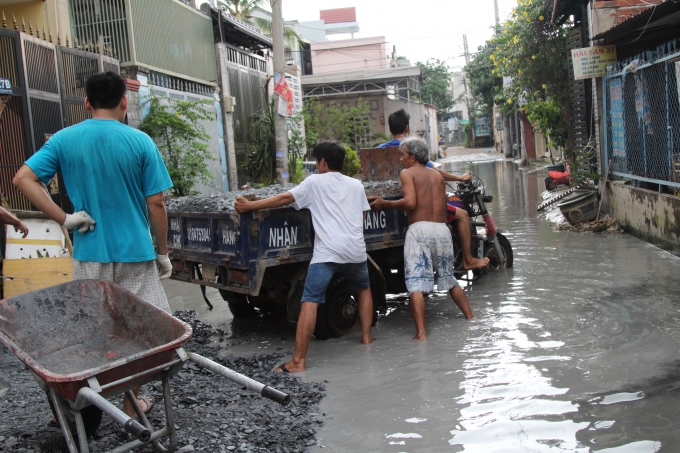 Đ&aacute; dăm được người d&acirc;n g&oacute;p tiền v&agrave;o mua, sau đ&oacute; tự bỏ c&ocirc;ng sức ra để n&acirc;ng cao c&aacute;c con đường hẻm.