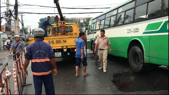 B&aacute;nh xe bu&yacute;t nằm tr&ecirc;n miệng hố.