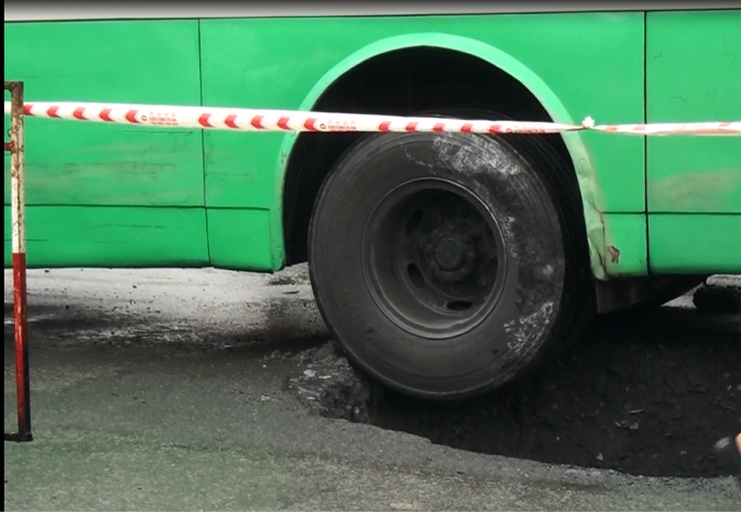 Rất may h&agrave;nh kh&aacute;ch đ&atilde; được di chuyển xuống.