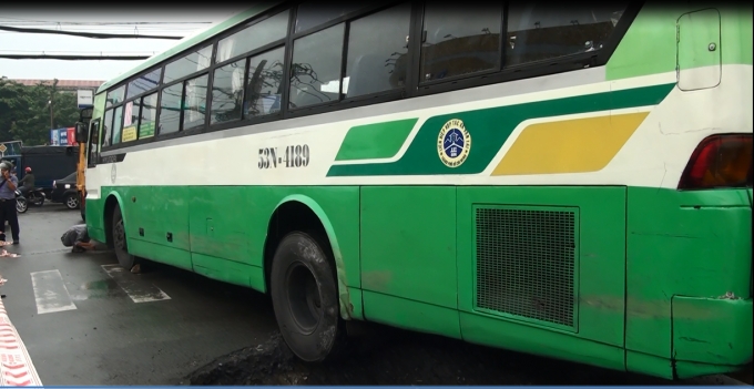 TP HCM: Xe bu&yacute;t sụp hố tử thần, nhiều h&agrave;nh kh&aacute;ch hoảng loạn