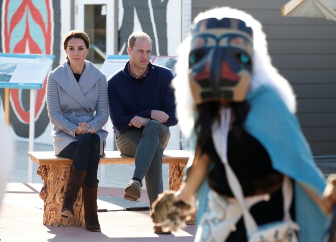 Chiếc &aacute;o kho&aacute;c m&agrave;u ghi n&agrave;y c&oacute; gi&aacute; 900 USD v&agrave; thuộc một nh&atilde;n hiệu được&nbsp;Sophie Gr&eacute;goire Trudeau, phu nh&acirc;n của thủ tướng Canada rất ưa chuộng.&nbsp;Chiếc quần b&ograve; v&agrave; đ&ocirc;i bốt đế thấp th&iacute;ch hợp cho chuyến thăm n&uacute;i Montana của c&ocirc;.&nbsp;(Ảnh: Reuters)