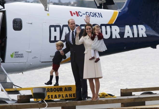 H&ocirc;m 1/10, c&ocirc; v&agrave; gia đ&igrave;nh kết th&uacute;c chuyến thăm Canada v&agrave; l&ecirc;n đường về Anh. C&ocirc; chọn chiếc v&aacute;y dạ của nh&agrave; thiết kế người Anh&nbsp;Catherine Walker m&agrave; c&aacute;c chuy&ecirc;n gia dự đo&aacute;n c&oacute; gi&aacute; khoảng 3.800 USD.&nbsp;C&ocirc; đeo lại chiếc tr&acirc;m h&igrave;nh l&aacute; phong v&agrave; đi đ&ocirc;i gi&agrave;y m&agrave;u nude c&oacute; gi&aacute; khoảng 250 USD.&nbsp;C&ugrave;ng một số trang phục kh&aacute;c, tổng gi&aacute; trị của bộ sưu tập thời trang m&agrave; c&ocirc;ng nương Catherine sử dụng trong hơn một tuần ở Canada ước t&iacute;nh gần 80.000 USD, đắt nhất trong số những chuyến c&ocirc;ng du từ trước tới nay của c&ocirc;.&nbsp;(Ảnh: Reuters)