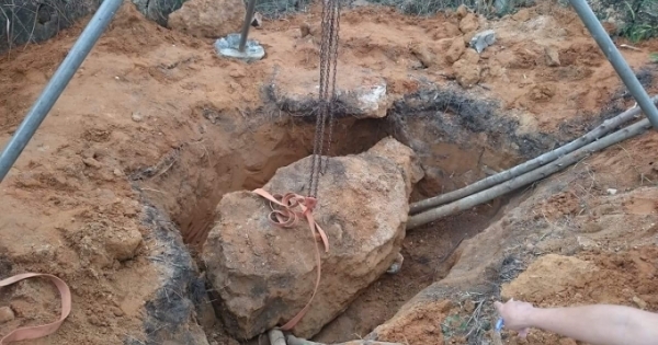 Vụ một người chết do đá đè ngay trong huyệt mộ: Đã tạm dừng di dời