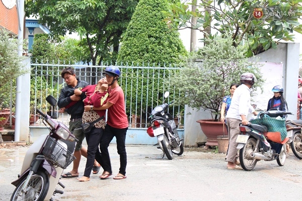 Người vợ ng&atilde; quỵ khi hay tin chồng gặp nạn.