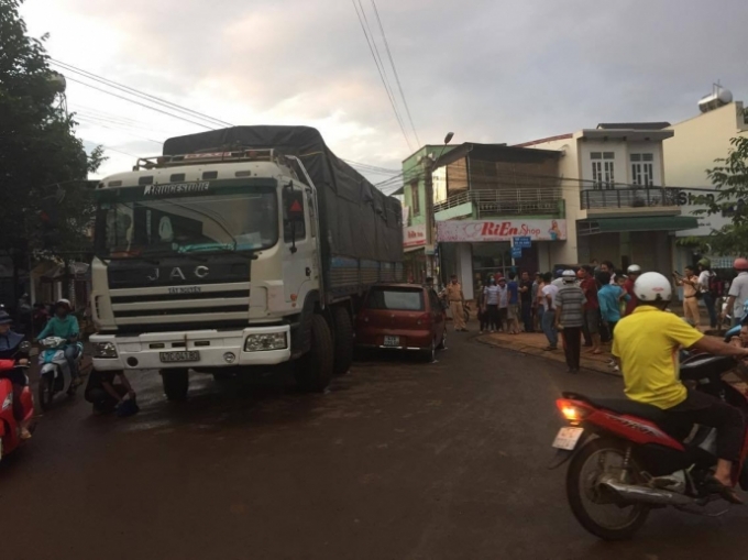 Hiện trường vụ tai nạn đầu ti&ecirc;n giữa xe tải v&agrave; xe &ocirc; t&ocirc; 4 chỗ (ản:h CTV).