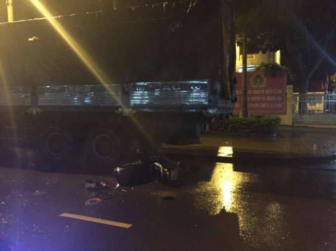 Xe tải được cho đậu trước trụ sở c&ocirc;ng an chờ xử l&yacute;, tiếp tục