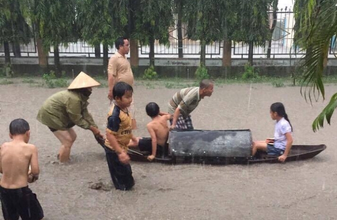 Những khi trời mưa, to&agrave;n bộ con đường ngập sau trong nước. (Ảnh người d&acirc;n cung cấp)