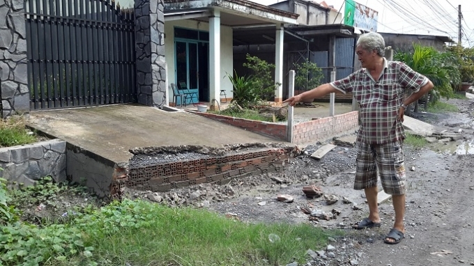 Đường mương nước đ&atilde; bị một hộ gia đ&igrave;nh cổng tường đ&egrave; l&ecirc;n.