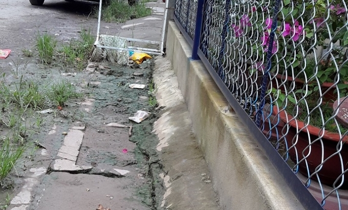 Nhiều hộ d&acirc;n phải x&acirc;y tường trước cửa nh&agrave; để ngăn nước v&agrave;o nh&agrave;, nhưng vẫn phải chịu cảnh sống chung với lũ.