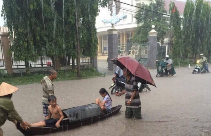 Nhiều người đi xe m&aacute;y phải dắt bộ qua v&ugrave;ng nước ngập lụt. (Ảnh người d&acirc;n cung cấp)