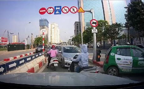 Xe m&aacute;y, &ocirc; t&ocirc; rồng rắn đi ngược chiều tr&ecirc;n cầu vượt Nguyễn Ch&aacute;nh - (Ảnh internet)