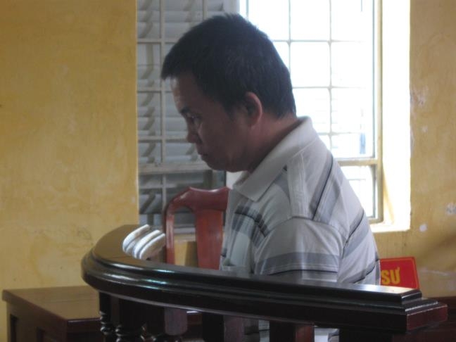 Bị c&aacute;o V&otilde; Minh Tuấn trước v&agrave;nh m&oacute;ng ngựa. (Ảnh: Phununew)