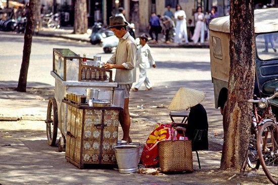 Xe đẩy b&aacute;n nước b&ecirc;n cạnh quầy b&aacute;n cafe nhỏ lề đường.