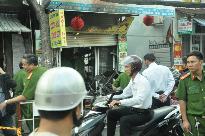 Cửa h&agrave;ng cho thu&ecirc; dịch vụ cưới hỏi ch&aacute;y l&uacute;c rạng s&aacute;ng.