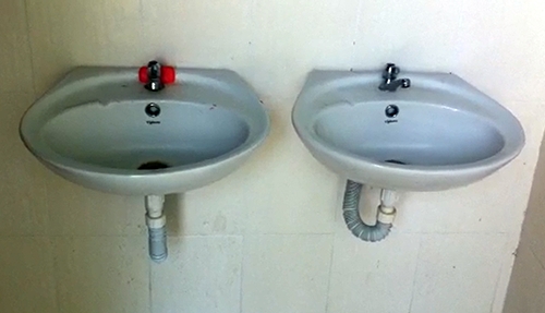 Bồn rửa tay lắp đặt trong nh&agrave; vệ sinh trị gi&aacute; hơn 600 triệu đồng. Ảnh:&nbsp;Cửu Long.